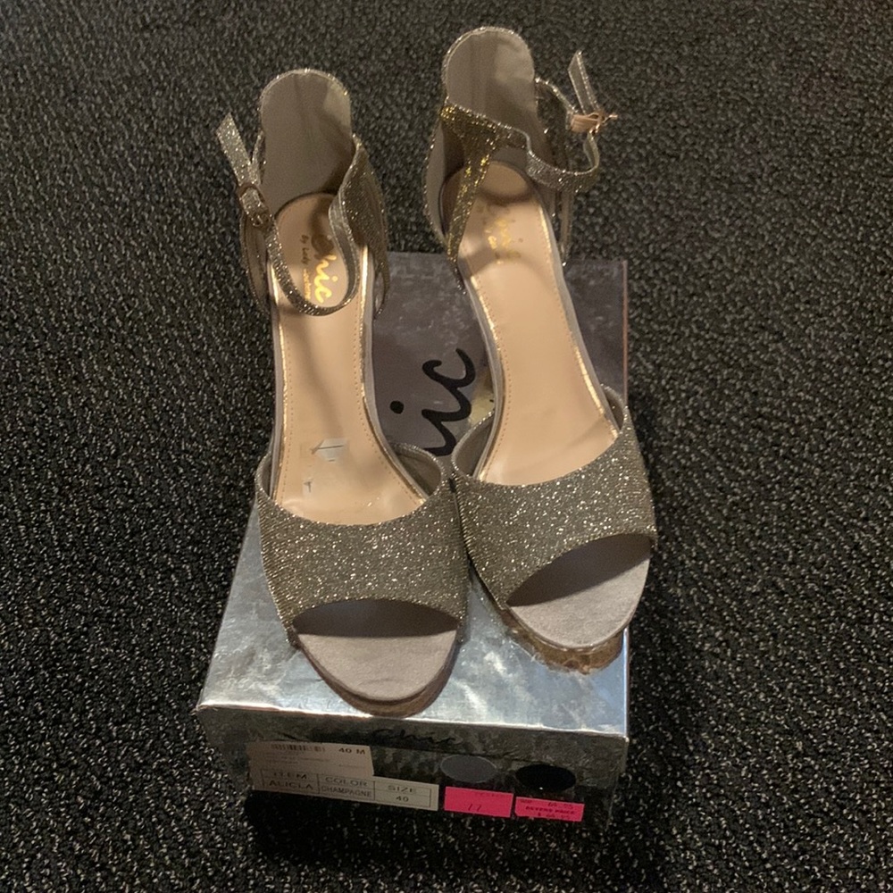 Like new Chic by Lady Couture champagne sparkly dress shoes